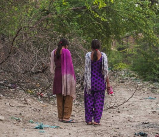 बिहार: खुले में शौच करते मिले, तो मास्टर जी फोटो खींच लेंगे