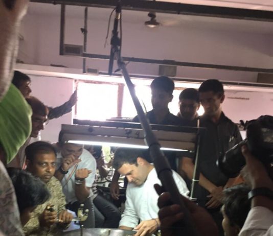 गुजरात चुनाव: राहुल पहुँचे सूरत, लगे मोदी-मोदी के नारे