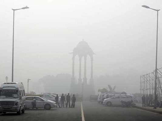 कश्मीर में बर्फबारी से बदला मौसम, दिल्ली में ठंड बढ़ने के आसार,