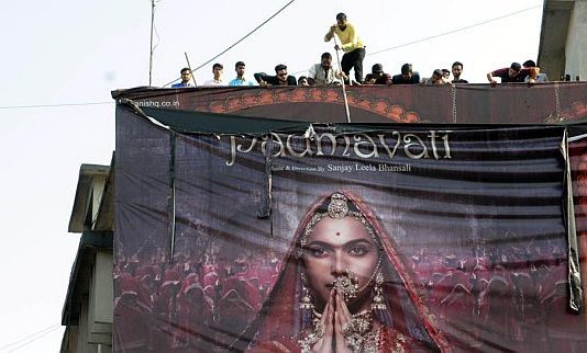 इंडिया का पता नहीं, लेकिन ब्रिटेन में समय पर रिलीज़ होगी ‘पद्मावती’