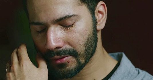 वरुण धवन सड़क पर लेने लगे सेल्फी, मुंबई पुलिस ने सरेआम की बेईज्ज़ती, भेजा ई-चालान