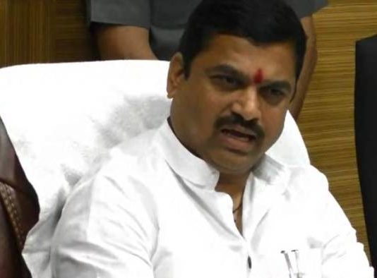 मंत्रीजी खुले में कर दिए पेशाब, वीडियो हो गया वाइरल