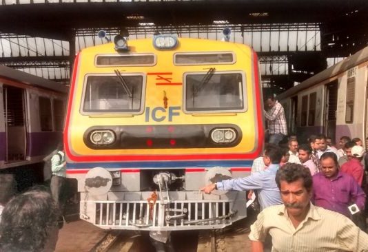 मुंबई वासियों को क्रिसमस पर मिला एसी लोकल का तोहफा