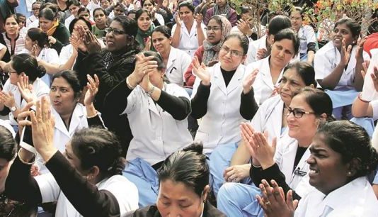 ऐम्स डॉक्टर्स हुए इमोशनल कहा, “एक दिन के लिए हमारी ज़िन्दगी जीकर बताएं पीएम मोदी”