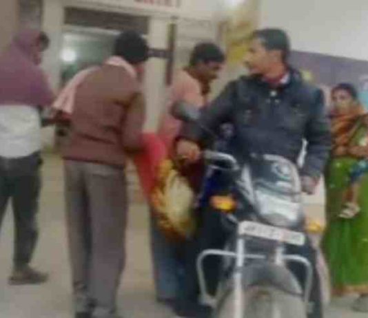 झारखंड: बाइक पर बेटी की लाश ले जाने के लिए मजबूर पिता, सुविधाओं का अभाव
