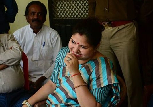 बीजेपी की सांसद प्रियंका सिंह ने IAS को दी धमकी, कहा, “जीना मुश्किल कर दूँगी”