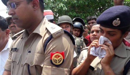 उत्तर प्रदेश: महिला एसएसपी ने थाने में लगाई सपा नेता को फटकार, वीडियो हुआ वायरल