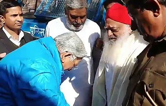 रिटायर्ड चीफ जस्टिस ने छुए रेपिस्ट आसाराम के पैर