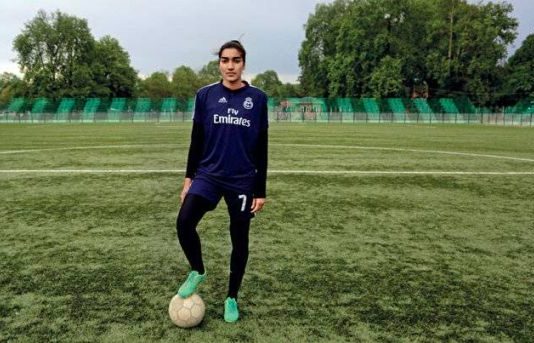 8 महीने पहले फेंका था सेना पर पत्थर, अब बनी फ़ुटबाल टीम की कप्तान