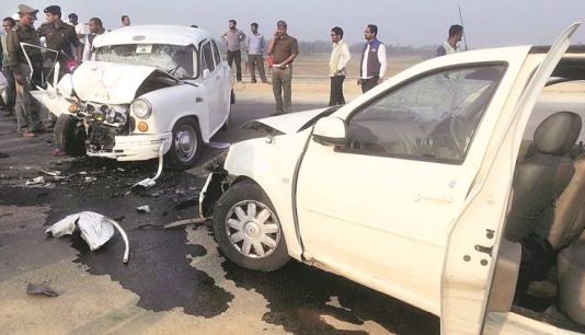 आगरा-लखनऊ एक्सप्रेस-वे पर कई गाड़ियां आपस में टकराईं, 6 जख्मी