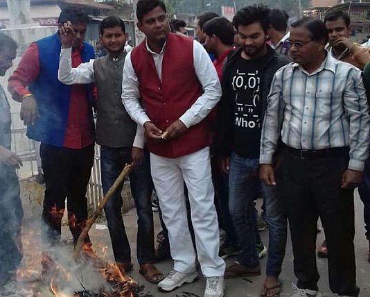 अमेठी में किसानों ने किया राहुल गाँधी के खिलाफ प्रदर्शन