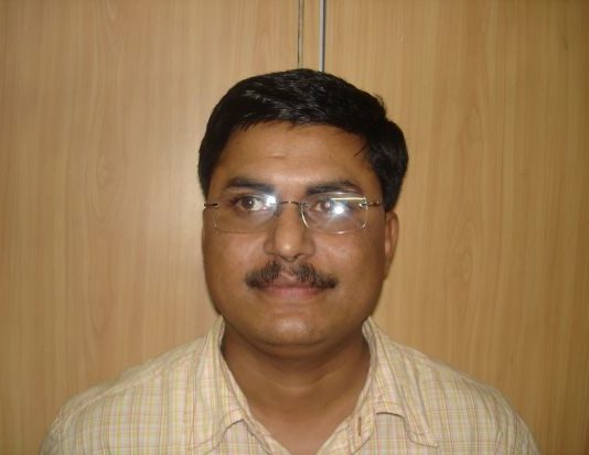 प्राइमरी स्कूल में कलेक्टर ने खाया मिड डे मील, सोशल मीडिया पर हुई जमकर तारीफ़