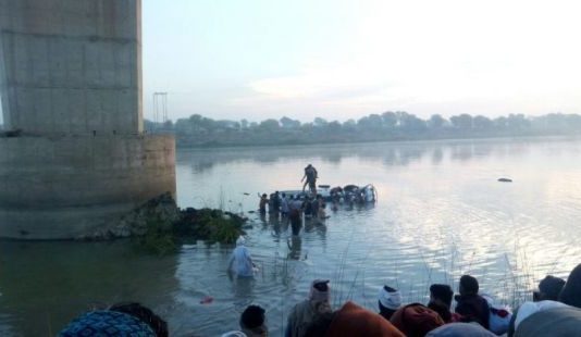 राजस्थान में यात्रियों से भरी बस बनास नदी में गिरी, 32 लोगों की मौत