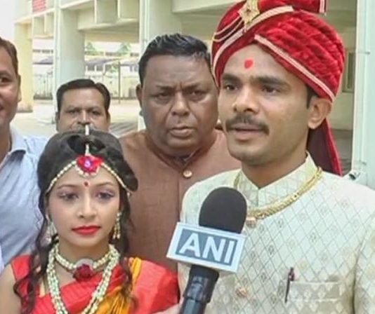 गुजरात चुनाव: मांग भरने से पहले किया मतदान