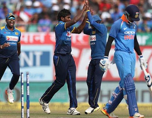 भारतीय टीम महज 112 रनों पर हुई ढेर, धोनी ने बनाये 65 रन