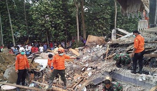 भूकंप के झटकों से हिला इंडोनेशिया, सैकड़ों इमारत नष्ट