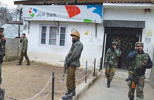 बैंक लूटने आया था आतंकी मूसा, भीड़ ने पत्थर मारकर भगाया