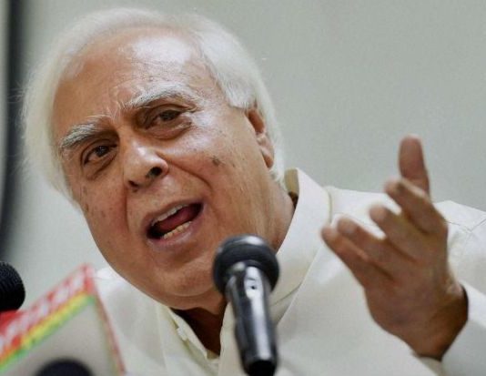 गुजरात चुनाव: कपिल सिब्बल के बयान से बढ़ी कांग्रेस की मुश्किलें