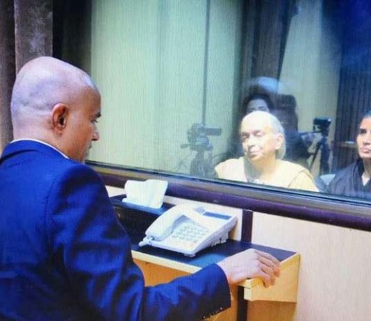 कुलभूषण जाधव की माँ और पत्नी के साथ पाकिस्तान ने किया अमानवीय व्यवहार