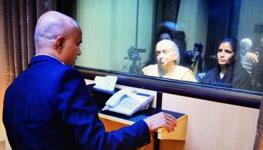 मुलाकात के दौरान शीशे की दीवार रही कुलभूषण और परिवार के बीच