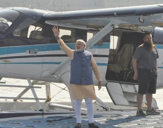 सी-प्लेन से भरी पीएम मोदी ने उड़ान