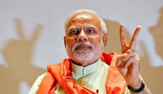 गुजरात चुनाव: पीएम मोदी ने दिखाया विक्टरी साइन, बीजेपी कार्यकर्ताओं में उल्लास