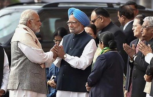 संसद हमले की 16वीं बरसी पर मिले पीएम मोदी और मनमोहन सिंह, मिलाया हाथ