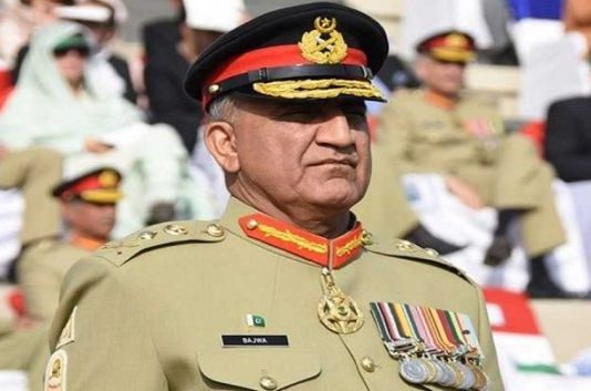 मुशर्रफ़ के बाद अब पाक सेना प्रमुख भी आतंकी हाफिज के साथ