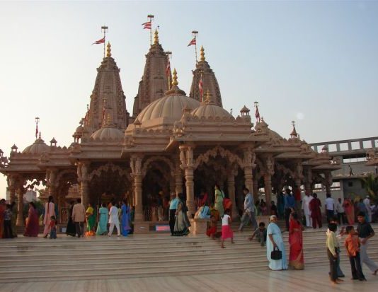 भाजपा के कार्यक्रम से लौट रहे स्वामीनारायण मंदिर के पुजारी पर हमला