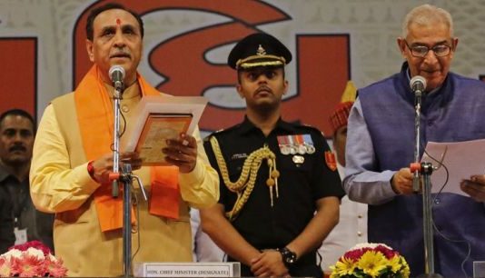 विजय रुपाणी ने एक बार फिर ली गुजरात के सीएम पद की शपथ