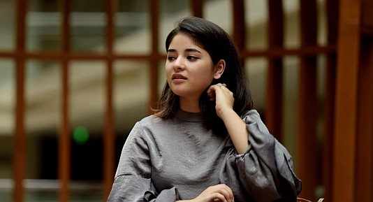 विमान में एक अधेड़ ने दंगल गर्ल ज़ायरा वसीम के साथ की छेड़खानी