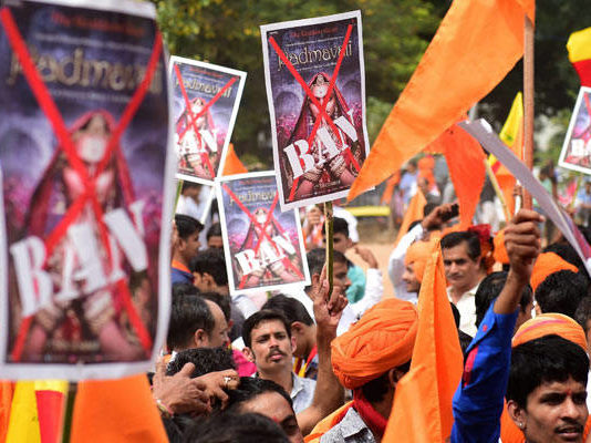 अहमदाबाद के हिमालय मॉल में करणी सेना द्वारा की गई तोड़फोड़