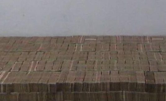 कानपुर के एक बिल्डर के पास से बरामद हुआ पुराने नोटों का बिस्तर