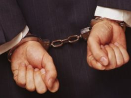 चप्पल में कैमरा छुपाकर बनाता था अश्लील वीडियो