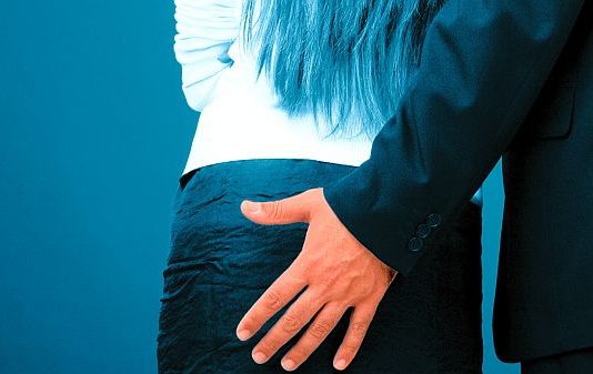 नये साल की लाइव रिपोर्टिंग कर रही महिला रिपोर्टर के साथ हुई छेड़छाड़