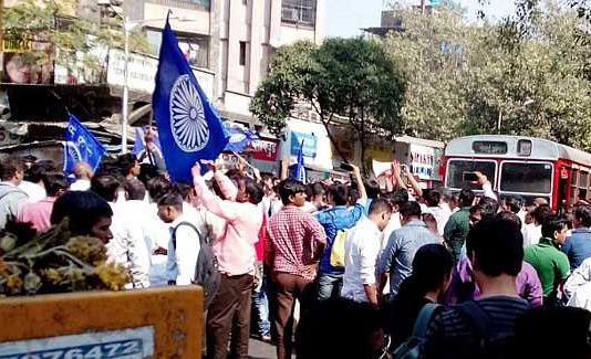 महाराष्ट्र में दिखा बंद का असर, मुंबई समेत कई जिलों में दलितों का उग्र प्रदर्शन