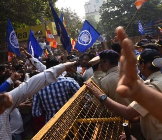 पुणे हिंसक मामला: मुंबई में धारा-144 लागू, ट्रेन जलाने के साथ बसों में हुई तोड़फोड़