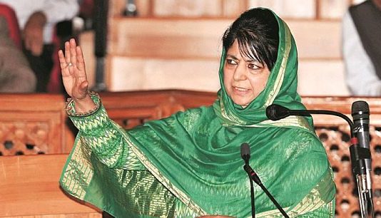 महबूबा की मुल्क़ से बेवफ़ाई, तिरंगे का किया अपमान