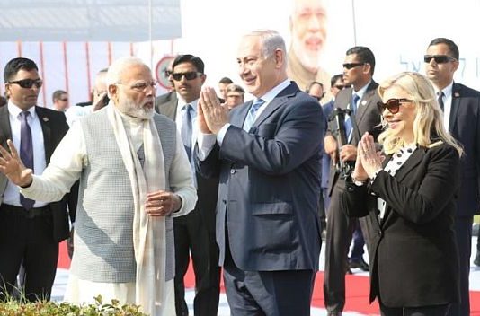 अहमदाबाद पहुँचे इजराइली पीएम नेतन्याहू ने उड़ाई पतंग और चलाया चरखा