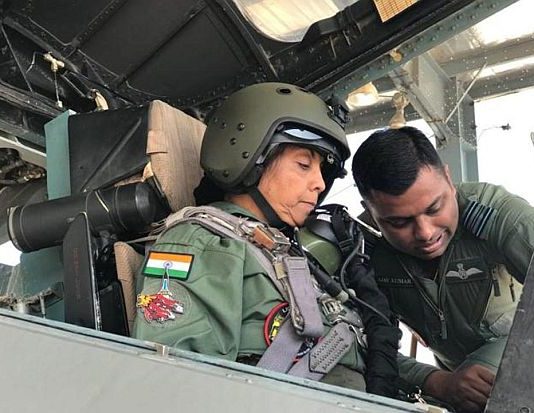 सुखोई-30 में देश की रक्षा मंत्री निर्मला सीतारमण ने भरी उड़ान