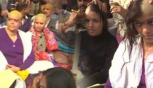 मध्य प्रदेश: ‘अध्यापक अधिकार यात्रा’ के दौरान महिला शिक्षकों ने मुंडवाया सर, काम के बराबर वेतन की मांग