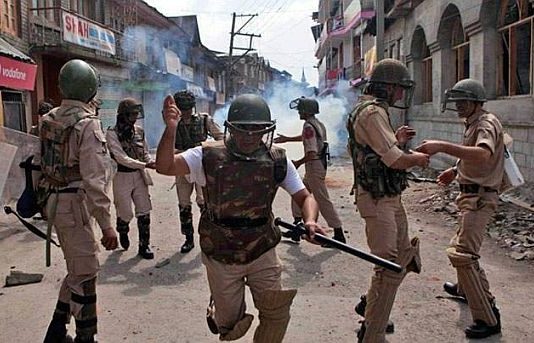 कश्मीर: आईईडी विस्फोट में चार पुलिसकर्मी शहीद