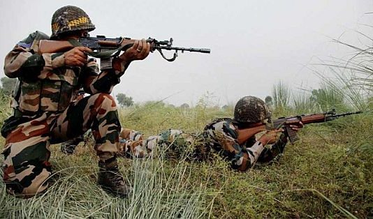 जम्मू-कश्मीर के अरनिया सेक्टर में सुरक्षा बलों ने पाकिस्तानी घुसपैठिए को मार गिराया