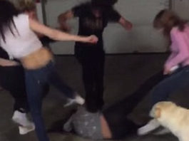 चीन में एक गर्भवती महिला को बीच सड़क पर वस्त्रहीन कर पीटा, वीडियो वायरल