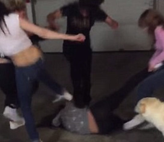 चीन में एक गर्भवती महिला को बीच सड़क पर वस्त्रहीन कर पीटा, वीडियो वायरल