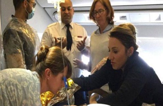 भारतीय मूल के डॉक्टर ने 35 हजार फुट ऊंचाई पर दी नई जिंदगी