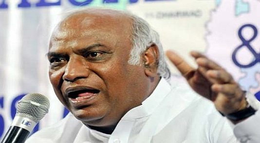 दलितों पर गरमाई सियासत, मलिक्कार्जुन खड़गे ने कहा, “दलितों पर हो रहा अत्याचार”