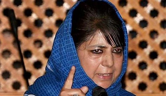 रक्षामंत्री से बातचीत कर सेना के खिलाफ दर्ज की गई एफआईआर -महबूबा मुफ्ती