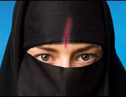 धर्म की बेड़ियों से परेशान मुस्लिम लड़की ने अपनाया हिन्दू धर्म