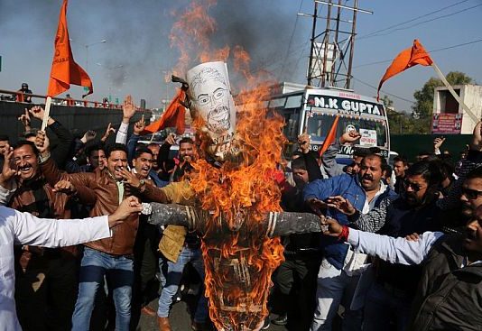 रिलीज़ के पहले ‘पद्मावत’ फिल्म का विरोध हुआ हिंसक, कई राज्यों तक पहुंची आंच